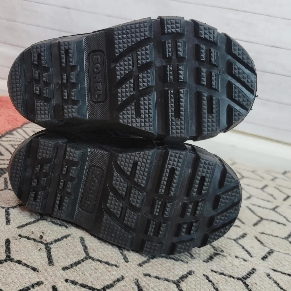 Sorel Kid's Cub Insulated Snow Boot in Black, sz 8